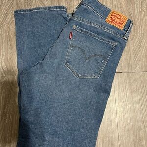 Levi’s 314 Shaping straight Jeans Woman’s size 31 Medium Wash Mid Rise Stretch